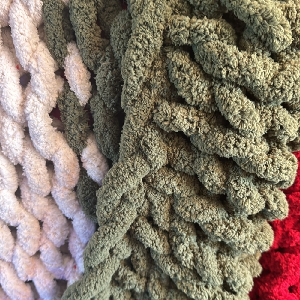 Hand Crafted Chunky Knit Blanket - Picture 7 of 10